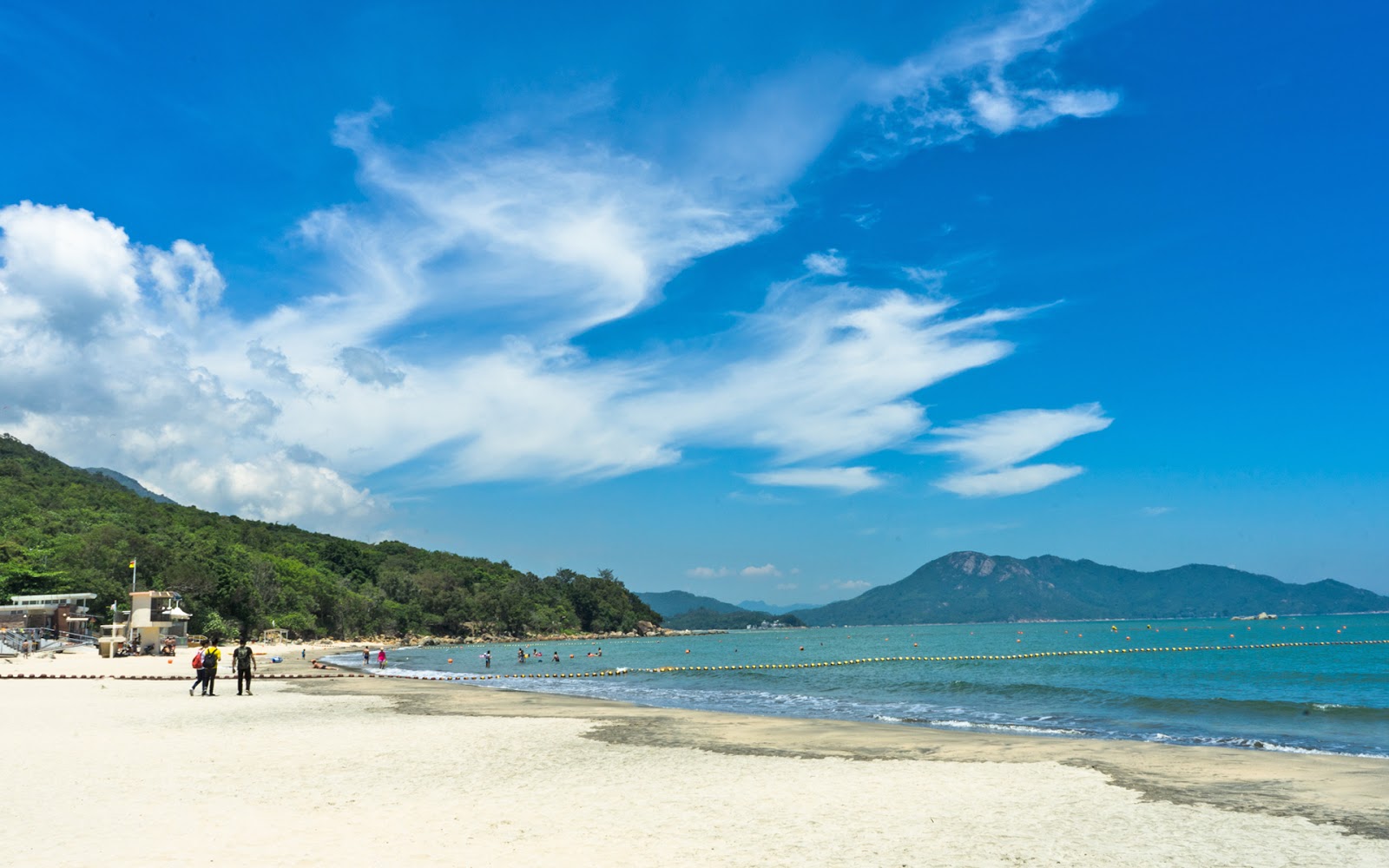 Photo de Tong Fuk Beach avec l'eau turquoise de surface