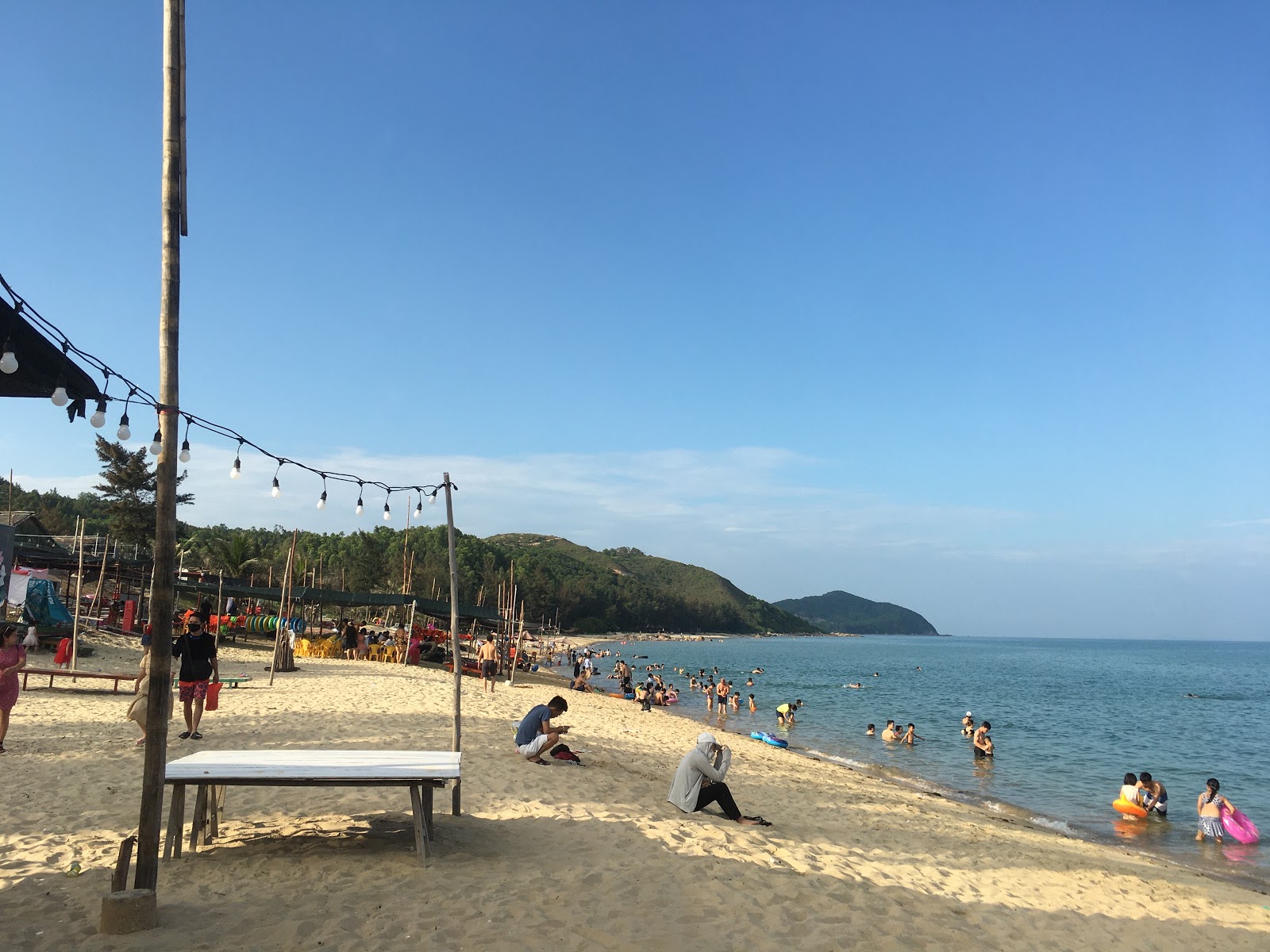 Foto av Quan Lan beach omgiven av klippor
