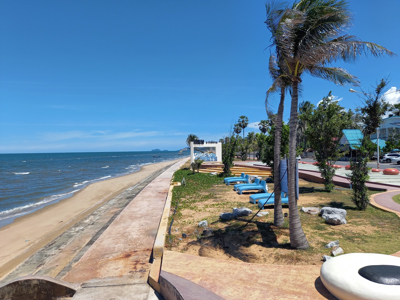 Φωτογραφία του Pranburi Beach με τυρκουάζ νερό επιφάνεια