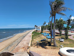 Foto von Pranburi Beach mit lange, gerade küste