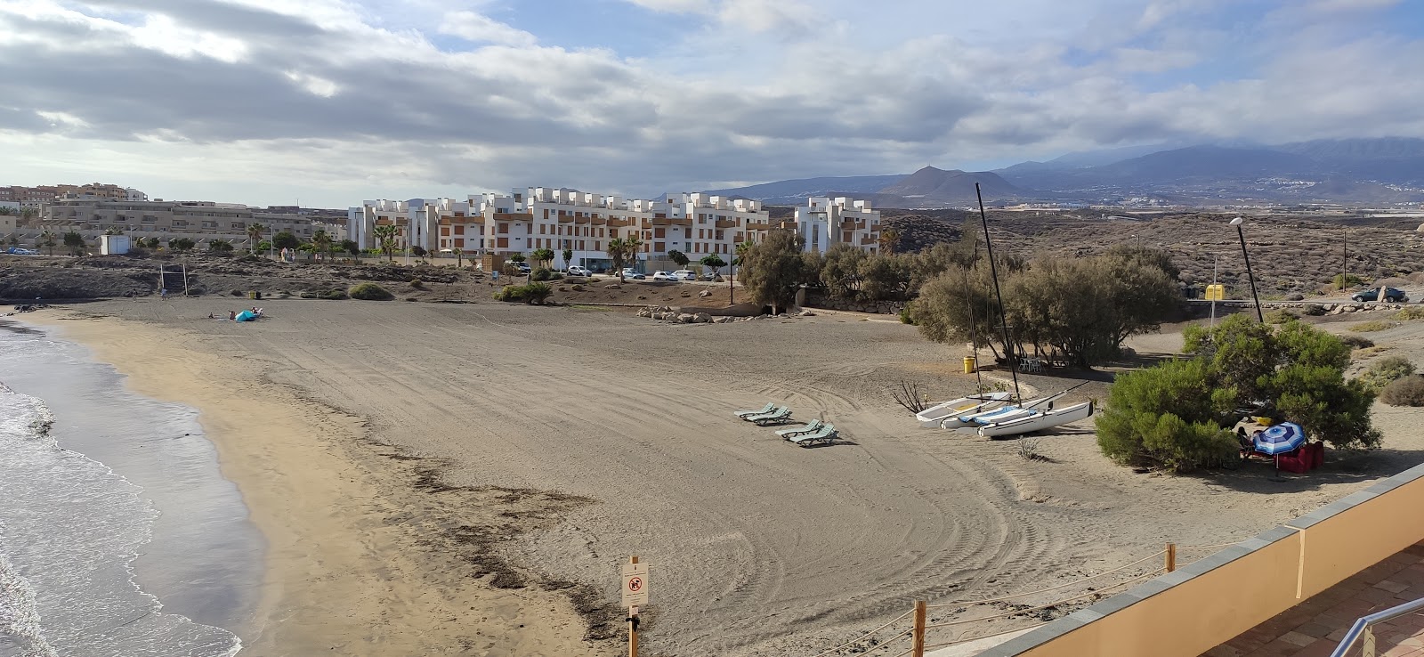 Photo de Playa La Jaquita avec sable brun de surface