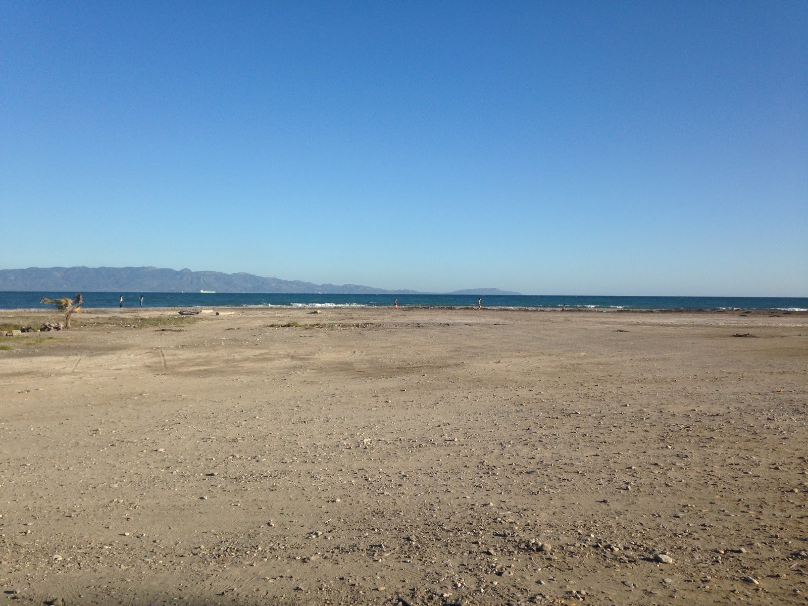 Valokuva Monte Rio beachista. pinnalla harmaa hiekka:n kanssa