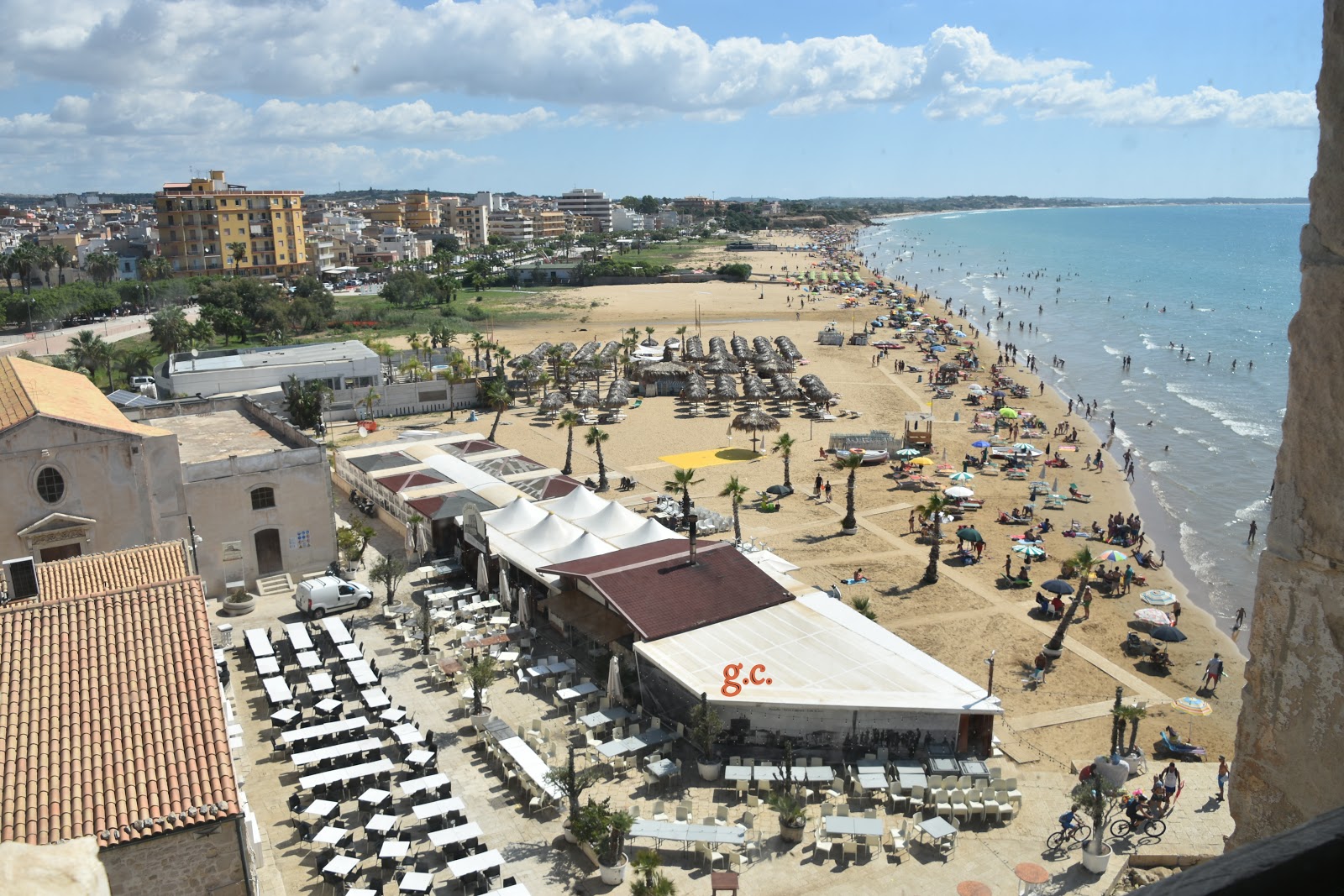 Spiaggia Pietre Nere的照片 带有碧绿色水表面