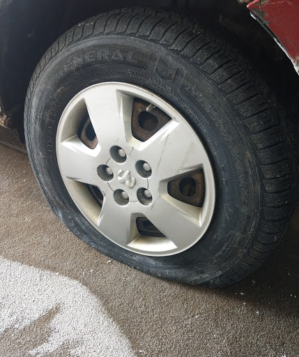 Tire Shop «Discount Tire Store - Sterling Heights, MI», reviews and photos, 8180 Metro Pkwy, Sterling Heights, MI 48312, USA