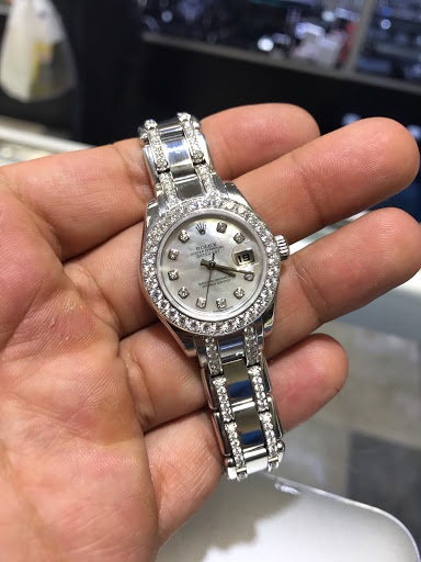 Coin Dealer «Collectors Coins & Jewelry Massapequa Park», reviews and photos, 400 Sunrise Hwy, Massapequa Park, NY 11762, USA