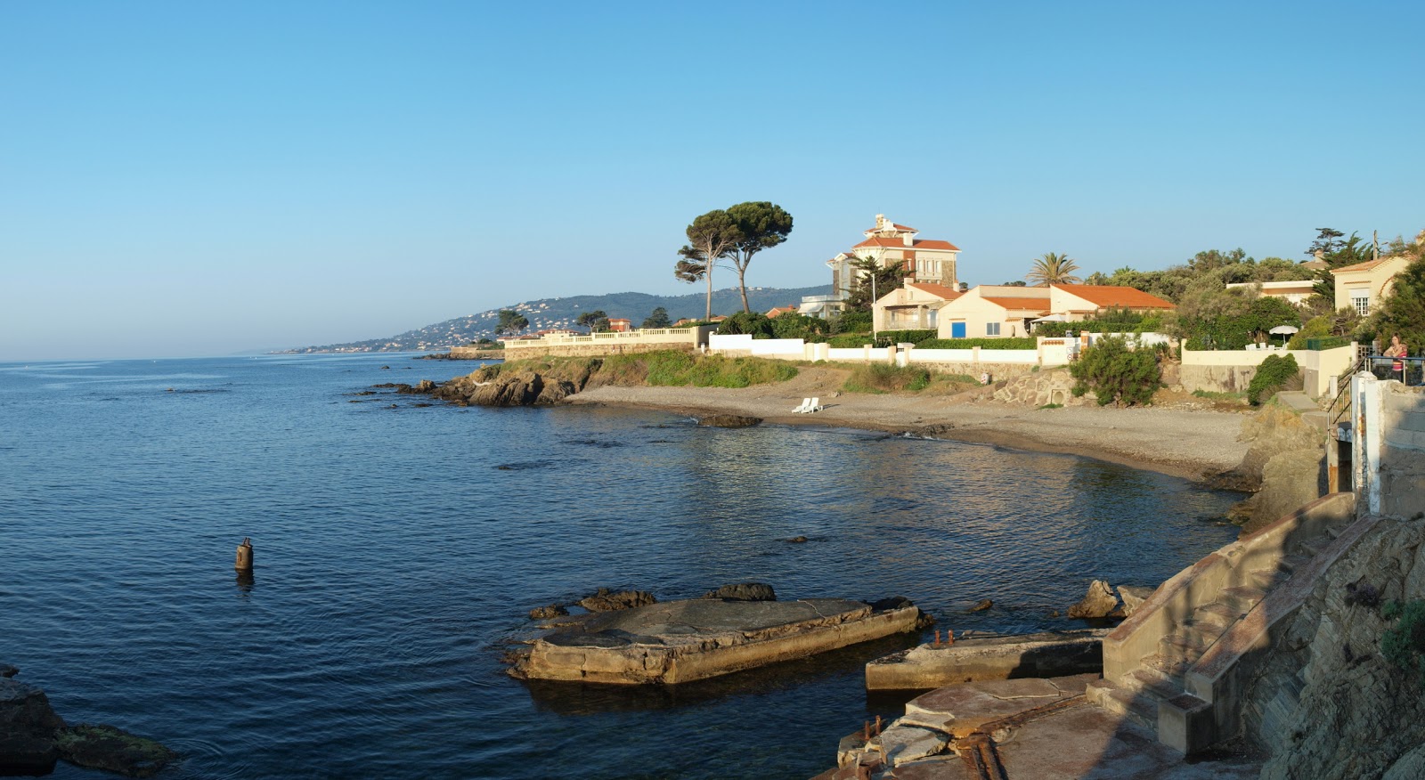 Foto de St. Raphael beach con arena fina y guijarros superficie