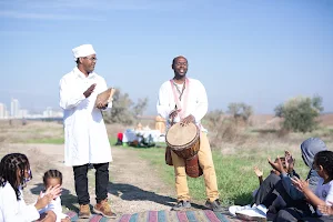 חברת "הקס" - סדנאות והרצאות להנגשת מורשת יהדות אתיופיה | בניית בתי גוג'ו (טוקול) | הקמת גינות קהילתיות image