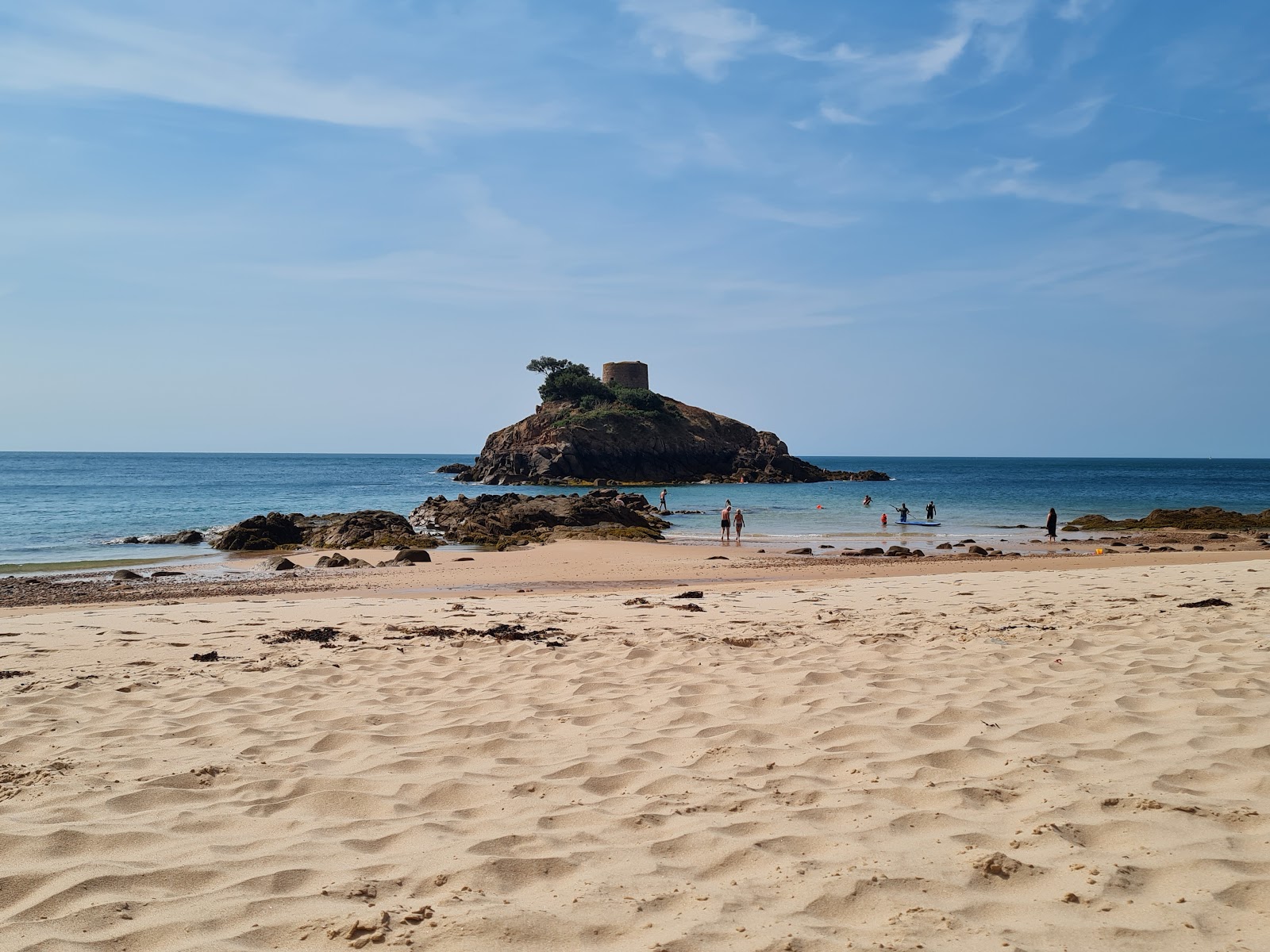 Foto de Portelet Beach - lugar popular entre os apreciadores de relaxamento