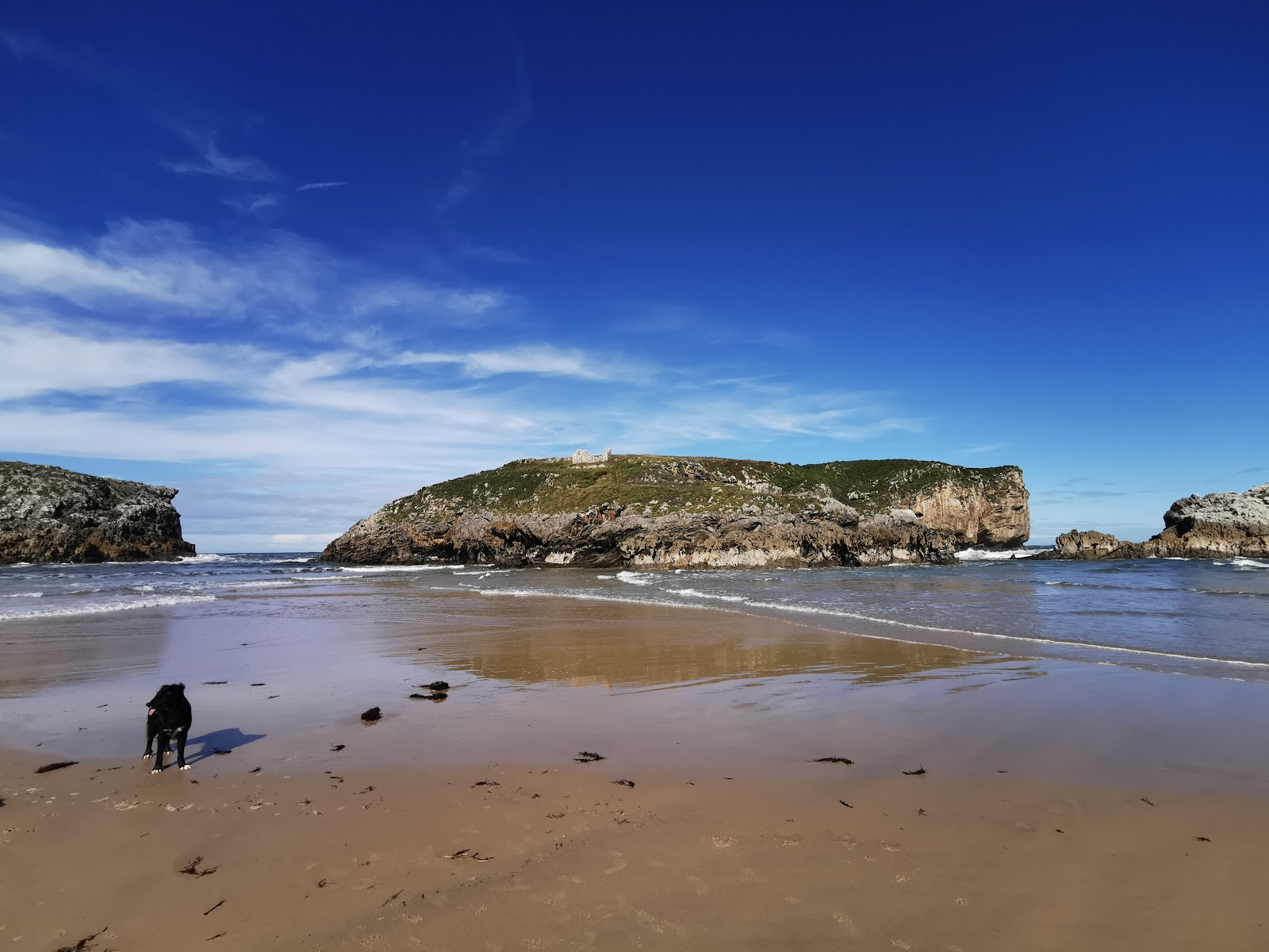 Photo de Playa de Cue entouré de montagnes