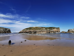 Photo de Playa de Cue entouré de montagnes