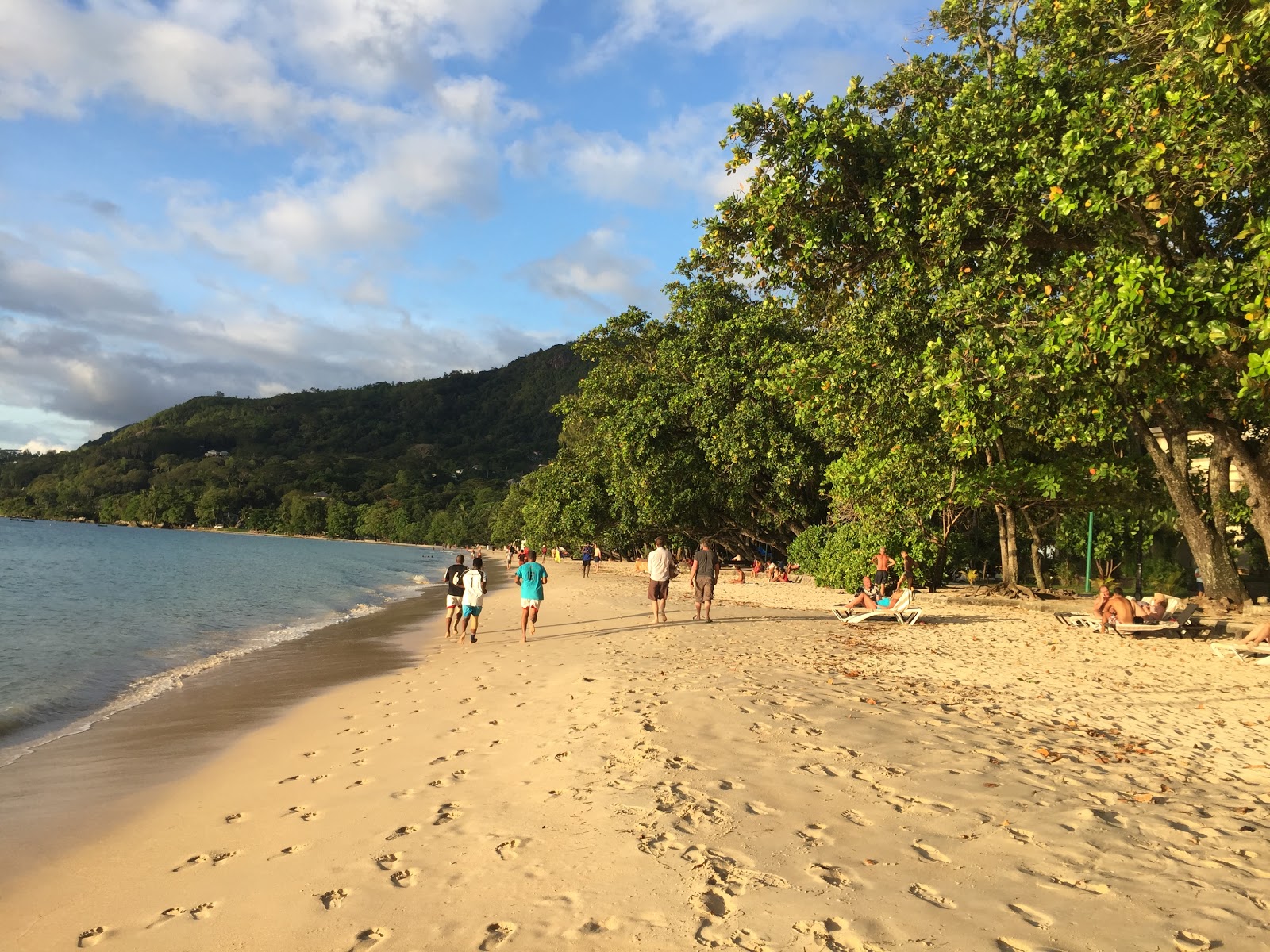 Anse Aux Pins Beach的照片 带有明亮的细沙表面