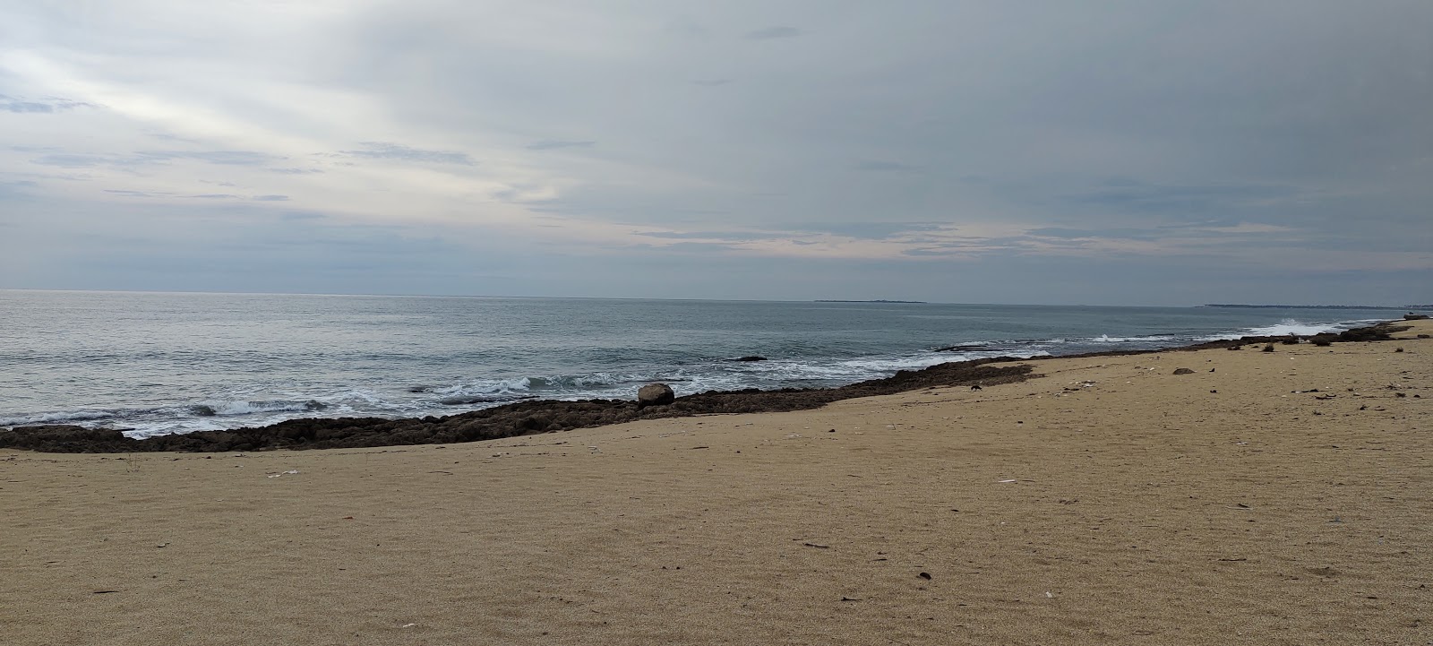Valinokkam Beach的照片 带有碧绿色水表面