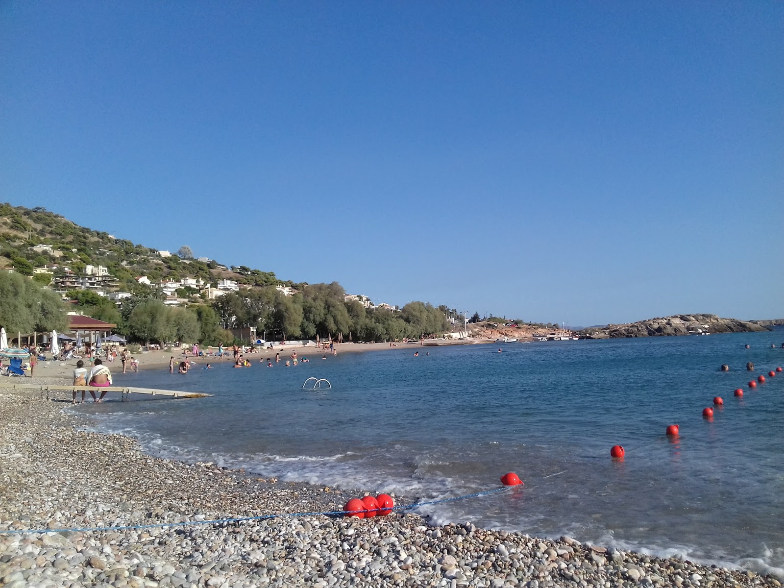 Paralia Agia Marina'in fotoğrafı küçük koy ile birlikte