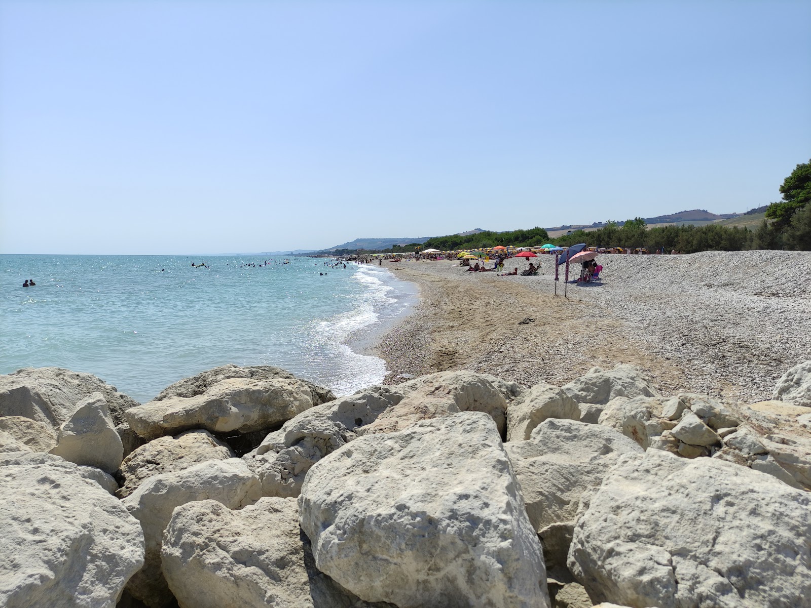 Foto av Spiaggia Pineto med lång rak strand