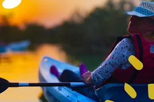 AquaSports Qatar Eco Camp - Mangrove Kayaking Center | Learning Facility مخيم جولات الكياك أكواسبورتس image