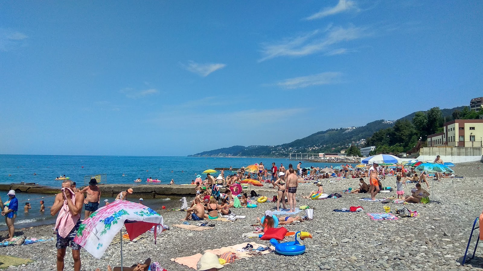 Foto di Salut hotel beach con una superficie del ciottolo grigio