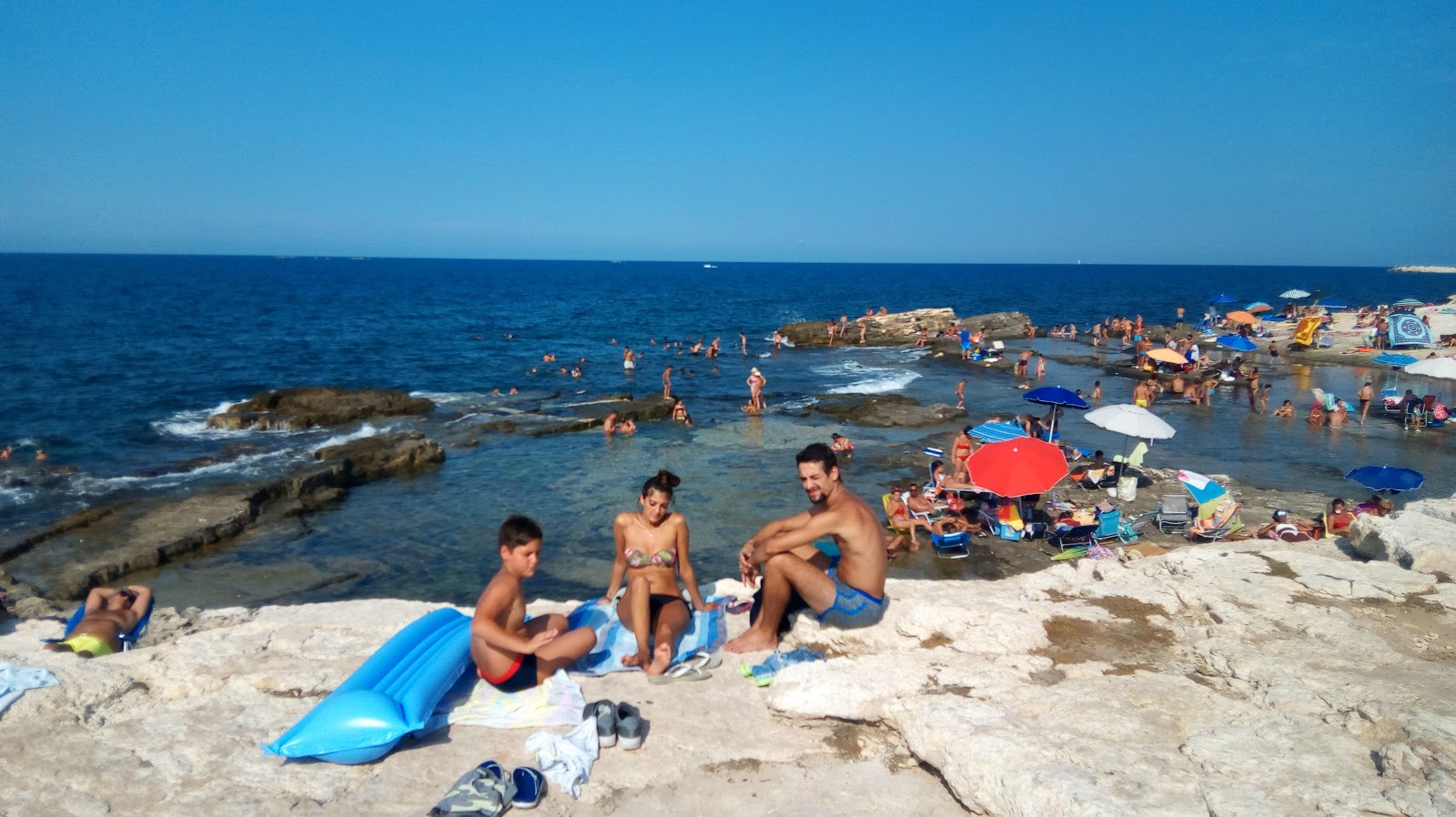 Fotografija Spiaggia Il Crocifisso z modra voda površino