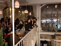 Atmosphère du Yaya Secrétan - Restaurant Grec & Bar à cocktails à Paris - n°8