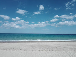 Badolato Marina Beach'in fotoğrafı - rahatlamayı sevenler arasında popüler bir yer
