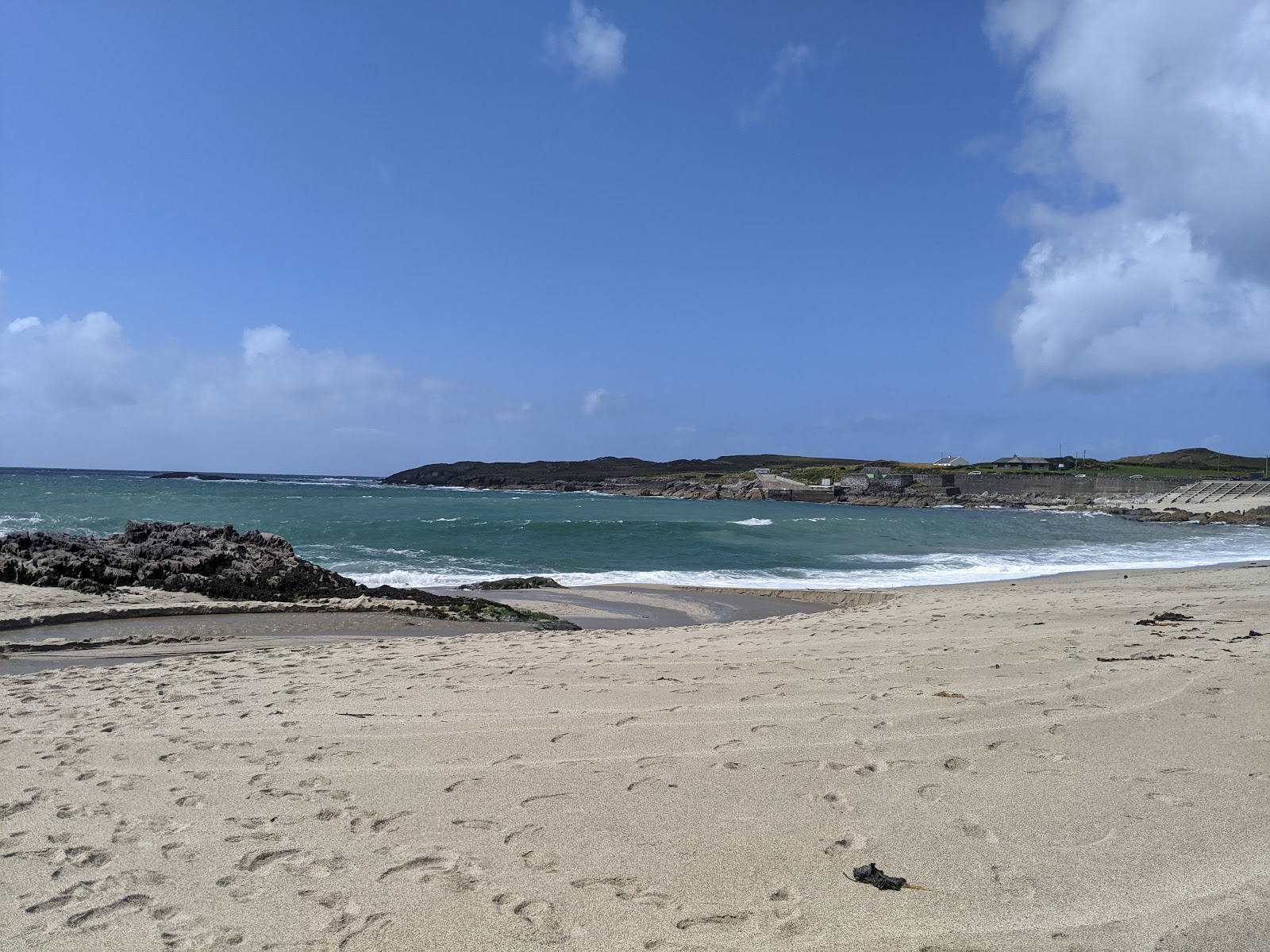 Ballydonegan Beach'in fotoğrafı dağlarla çevrili