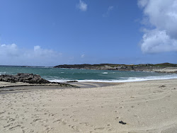 Photo de Ballydonegan Beach entouré de montagnes