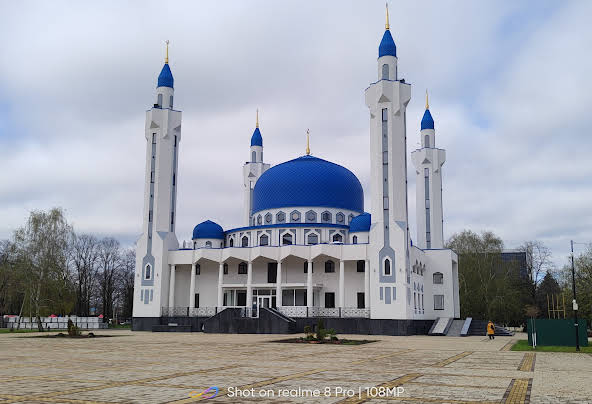 Майкоп главное. Мечеть Майкоп. Соборная мечеть Майкопа Майкоп. Имам Майкопской мечети. Соборная мечеть Майкопа зимой.