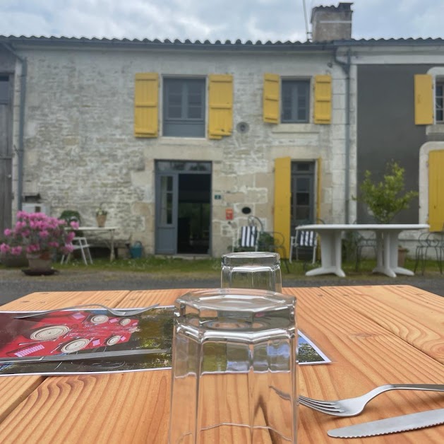 La table des volets jaunes à Le Vanneau-Irleau