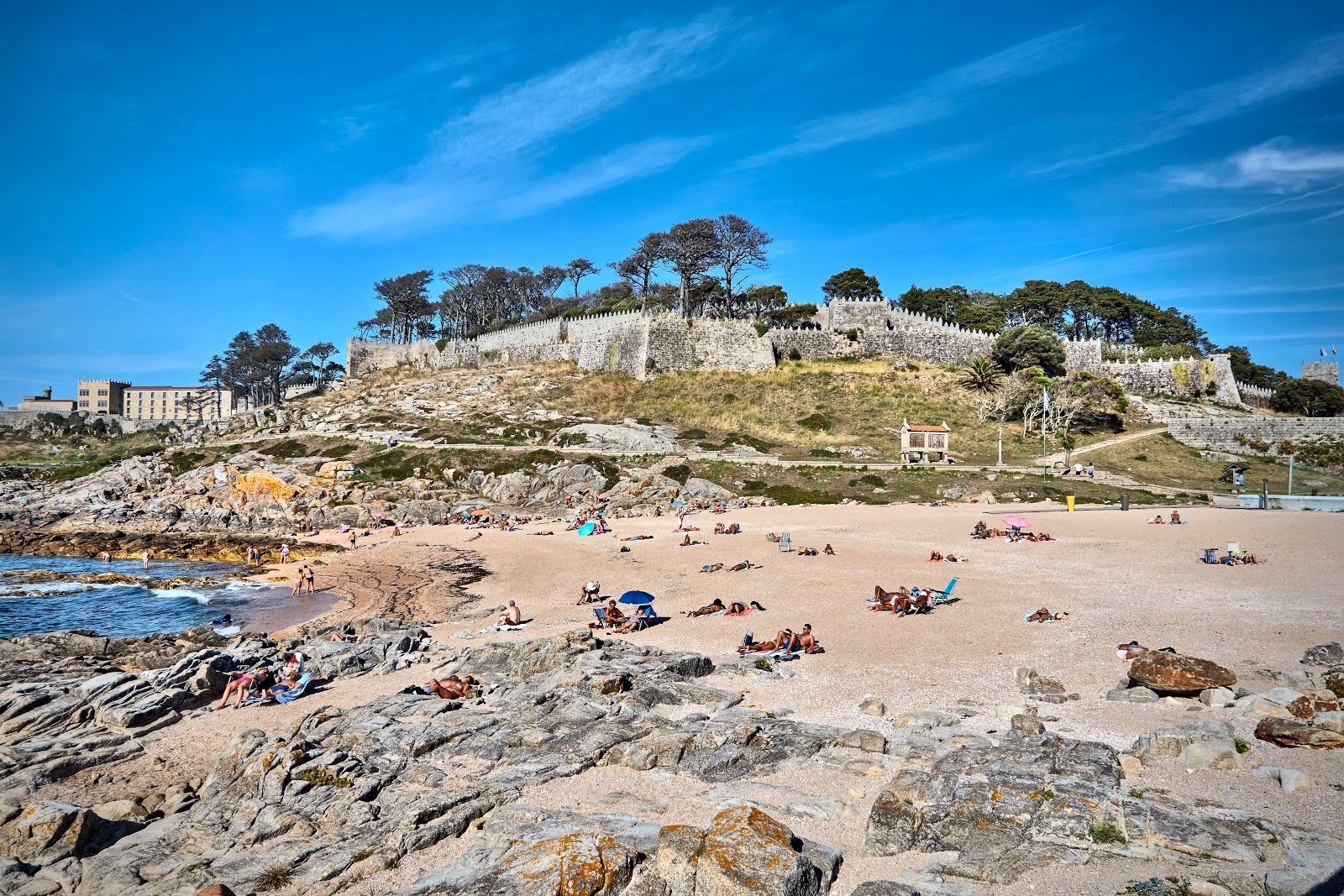 Praia da Cuncheira的照片 带有明亮的沙子和岩石表面