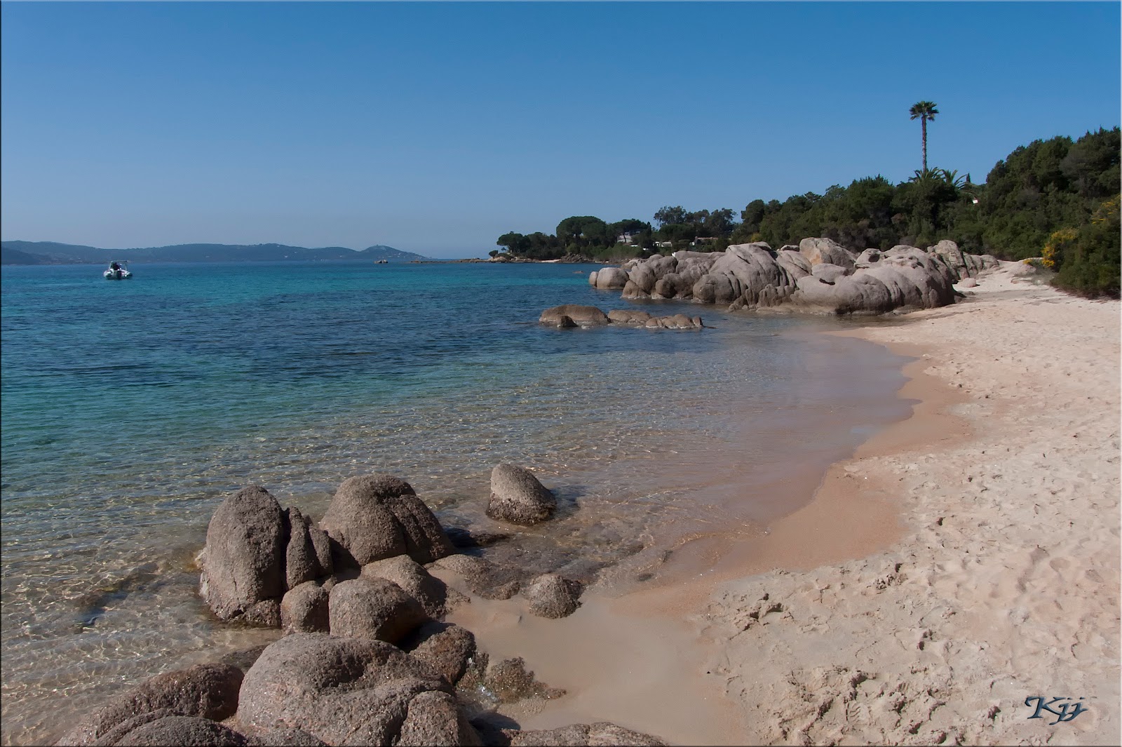 Photo de Isolella beach avec moyenne baie