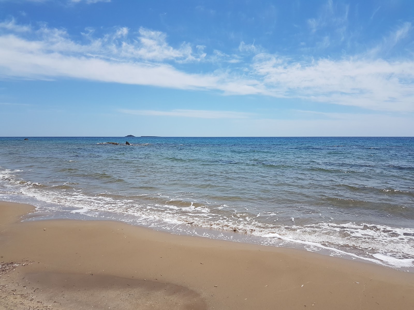 Valokuva Agios Georgios beachista. - suosittu paikka rentoutumisen tuntijoille
