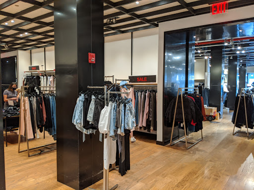 Clothing Store «Express», reviews and photos, 3101 Steinway St, Astoria, NY 11103, USA