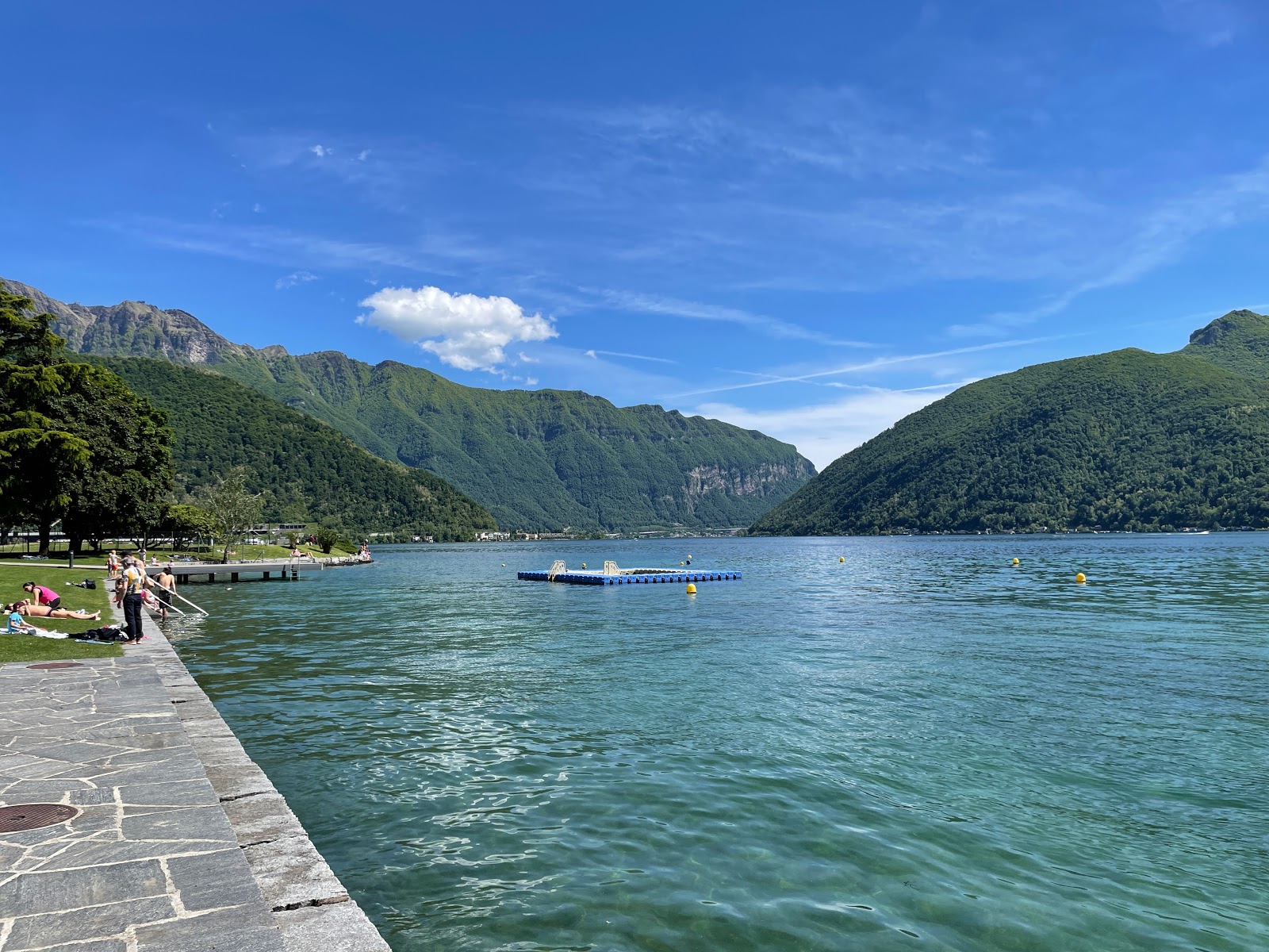Foto di Strandbad Badi Meggen con costa corta e dritta