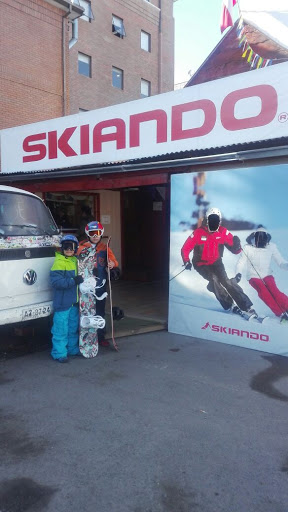Skiando