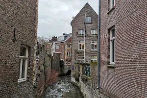 Rivier de Jeker met Poortgebouw image