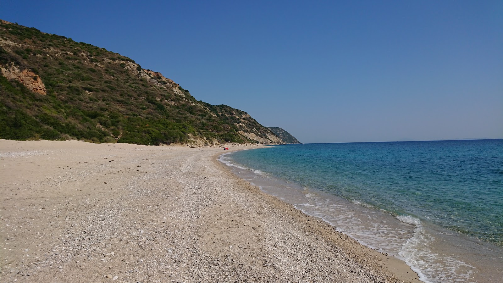 Foto van Lefka beach met zwart zand en kiezels oppervlakte