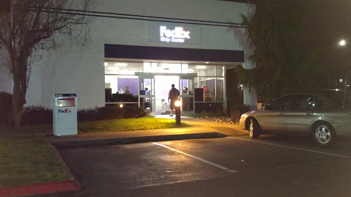 Shipping and Mailing Service «FedEx Ship Center», reviews and photos, 6633 S 216th St, Kent, WA 98032, USA
