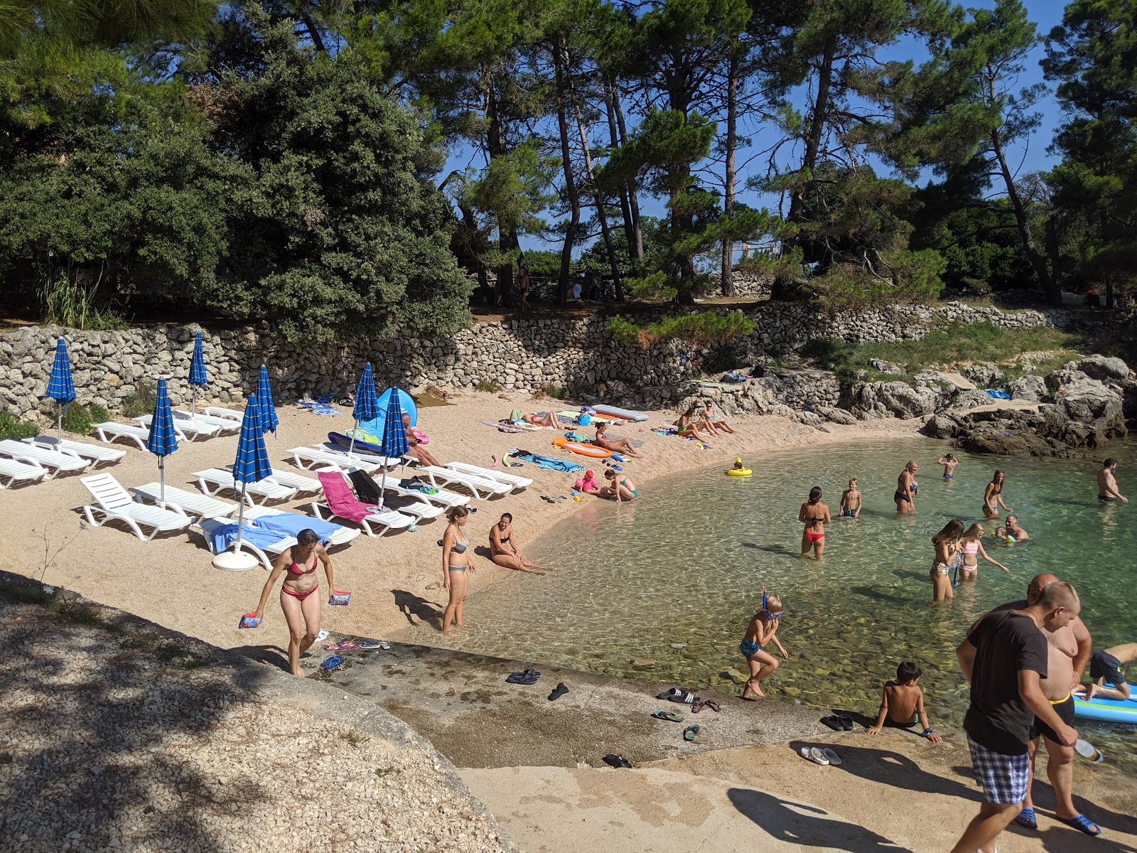 Galboka beach的照片 带有米色沙子与卵石表面