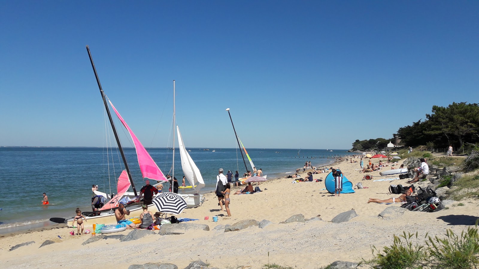 Clere beach'in fotoğrafı beyaz kum yüzey ile