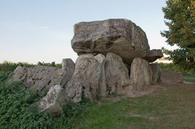 OLD WORLD ORDER MEGALITHIC PIERRE FOLLE, MONTGUYON CHARENTE-MARITIME, FRANCE à Montguyon