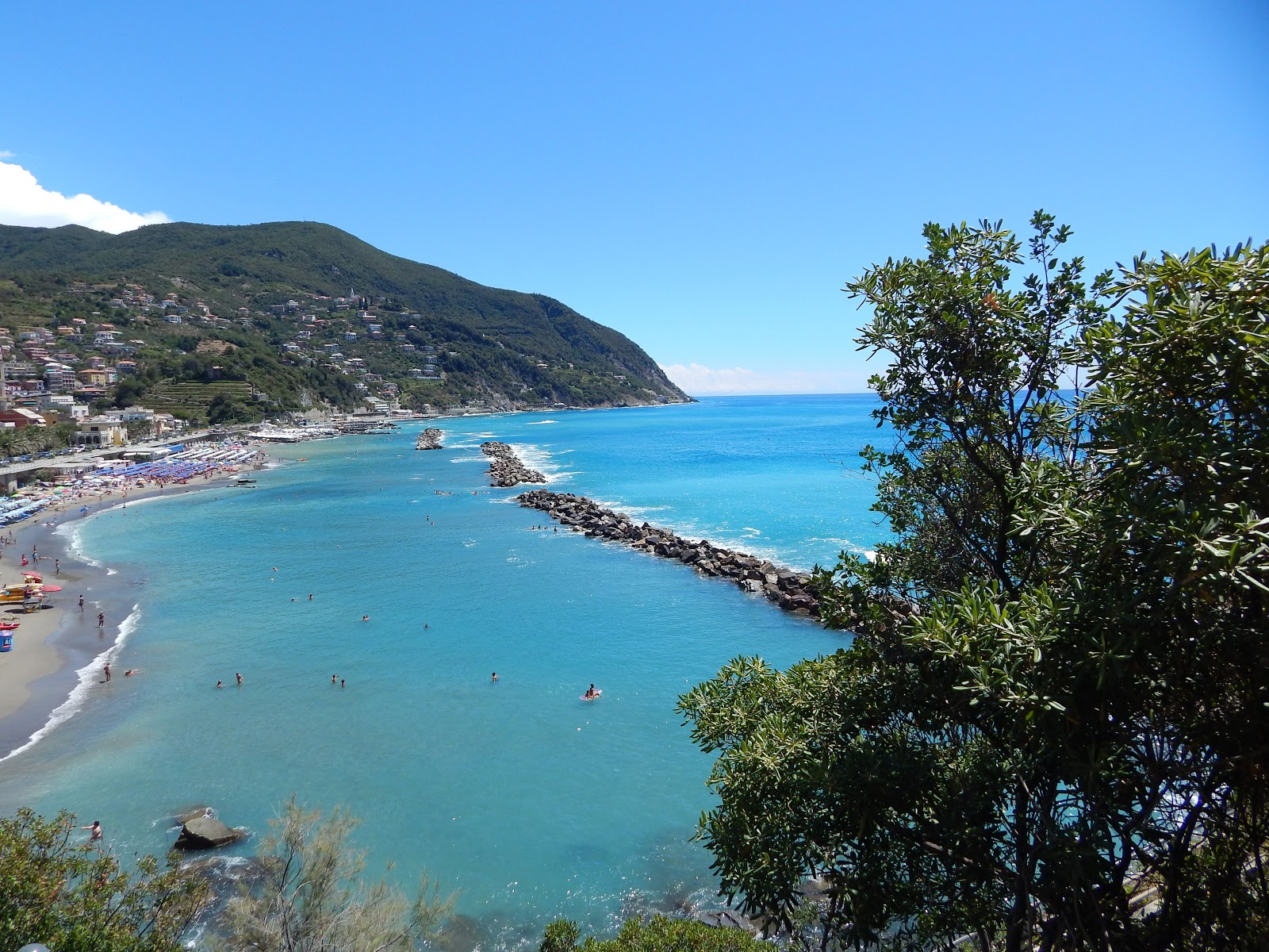 Foto af Spiaggia Moneglia med blåt vand overflade