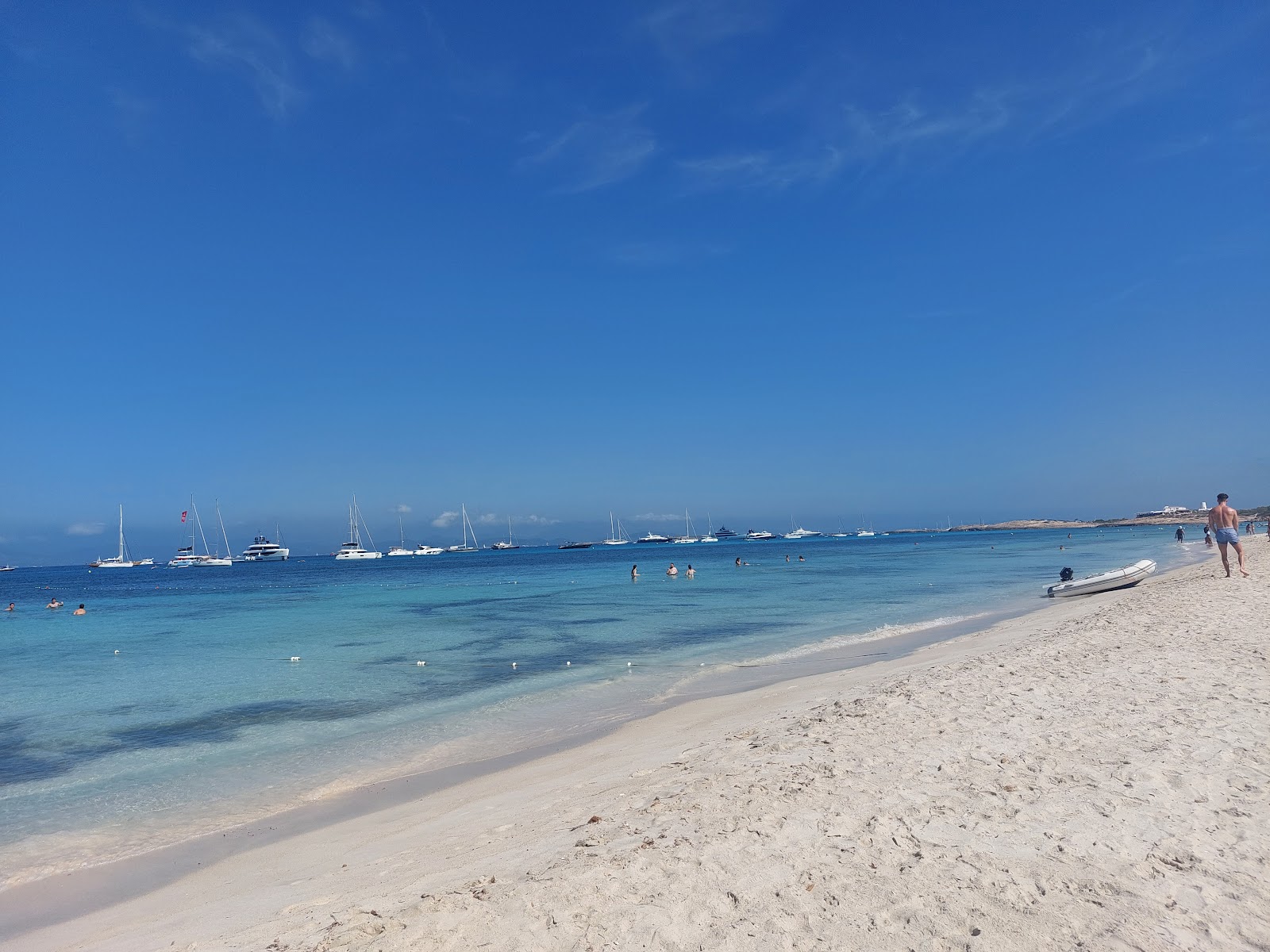 Foto von Playa Es Cavall d'En Borras mit beiger sand Oberfläche