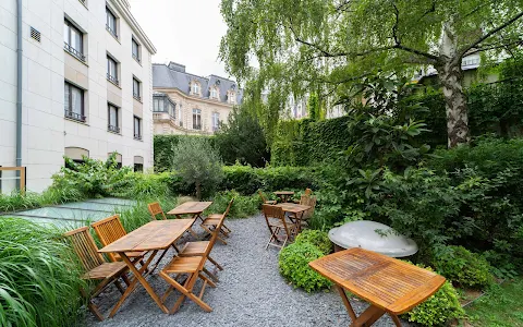 Adveniat Paris : auberge de jeunesse à deux pas des Champs-Élysées avec chambres partagées, séjour convivial et économique image