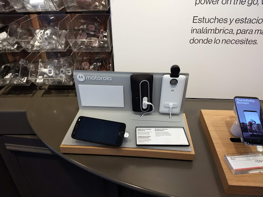 Cell Phone Store «Verizon», reviews and photos, 4965 S 76th St, Greenfield, WI 53220, USA