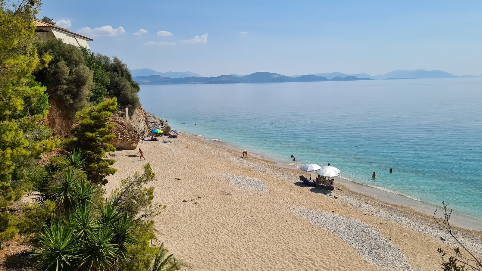 Photo de Paralia Viles avec l'eau cristalline de surface