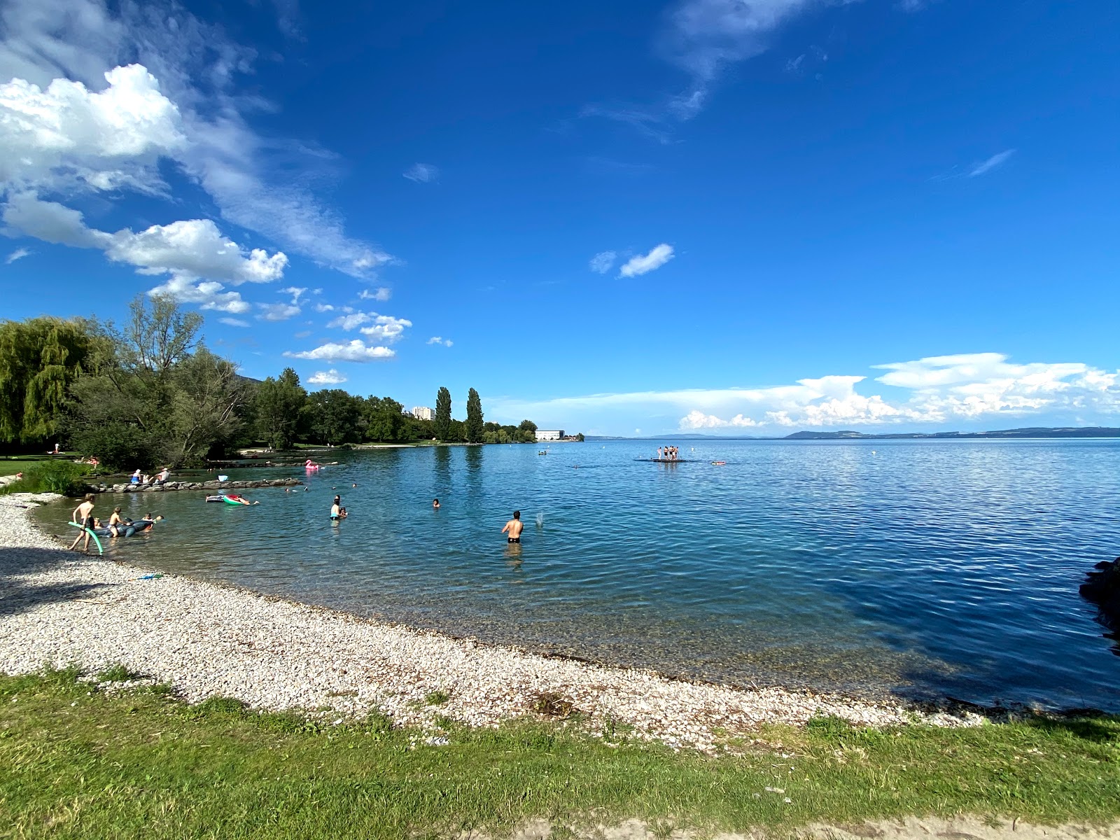 Foto di Plage d'Auvernier con una superficie del piccoli ciottoli grigi
