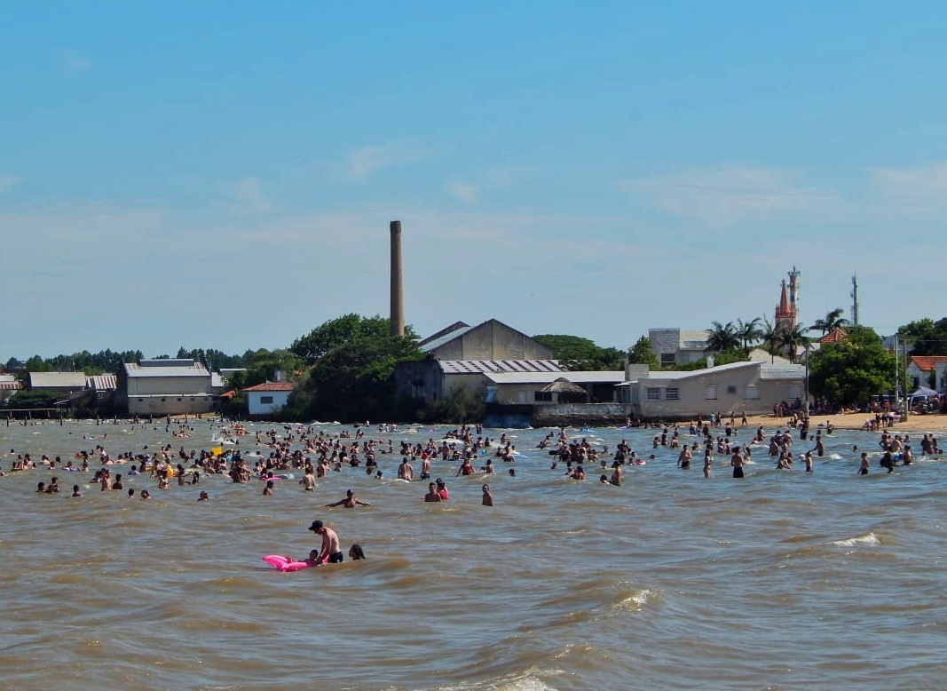 Foto van Praia Canto da Mulata en de nederzetting