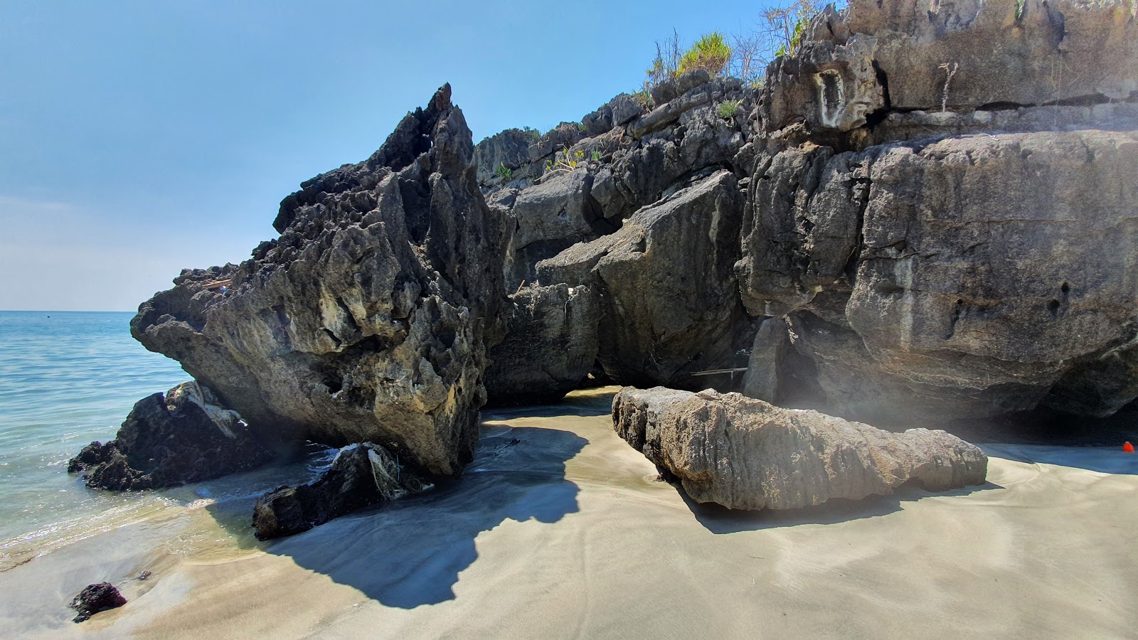 Fotografie cu Gray sand beach amplasat într-o zonă naturală