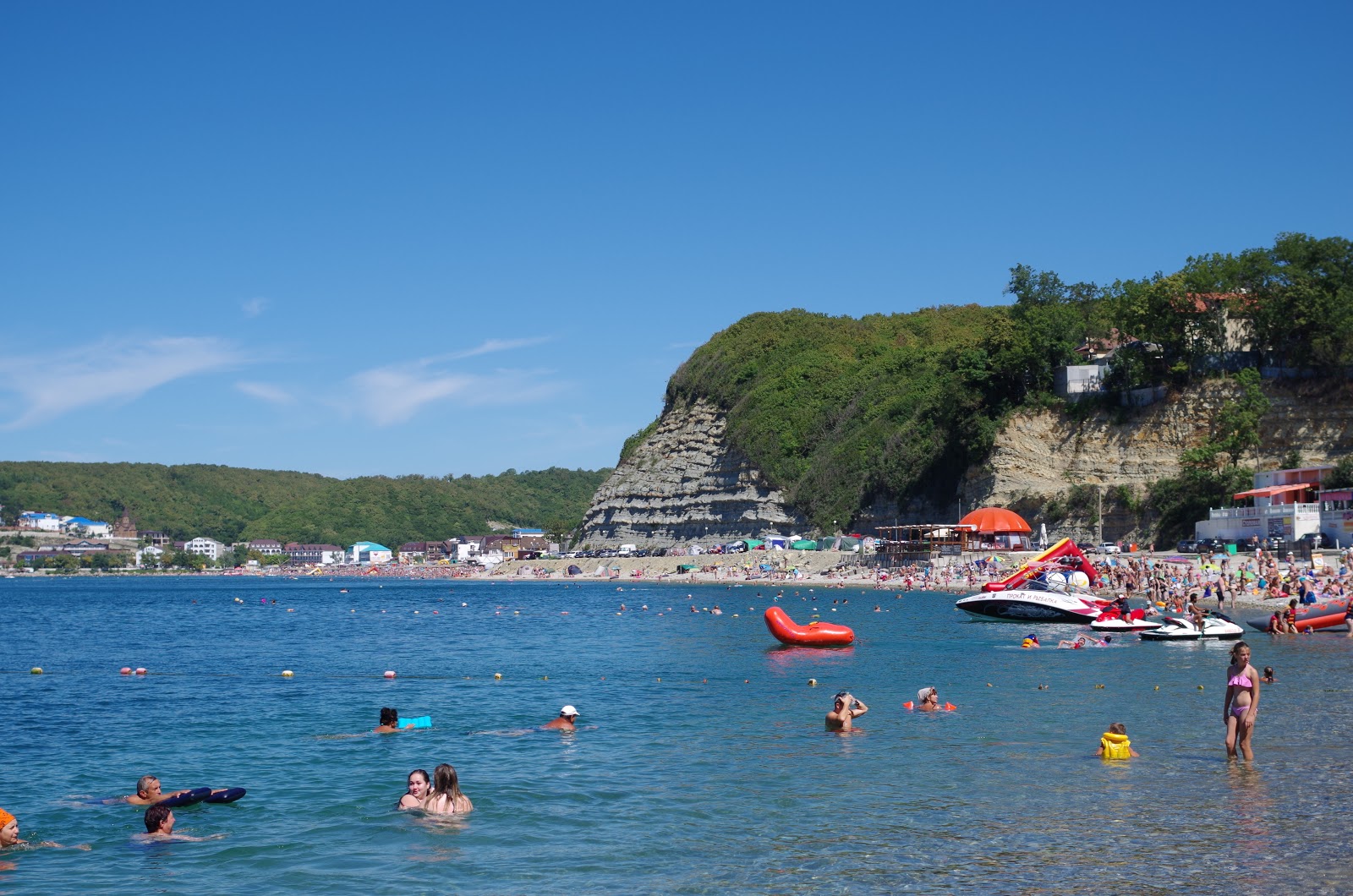 Primorskaya beach'in fotoğrafı - rahatlamayı sevenler arasında popüler bir yer