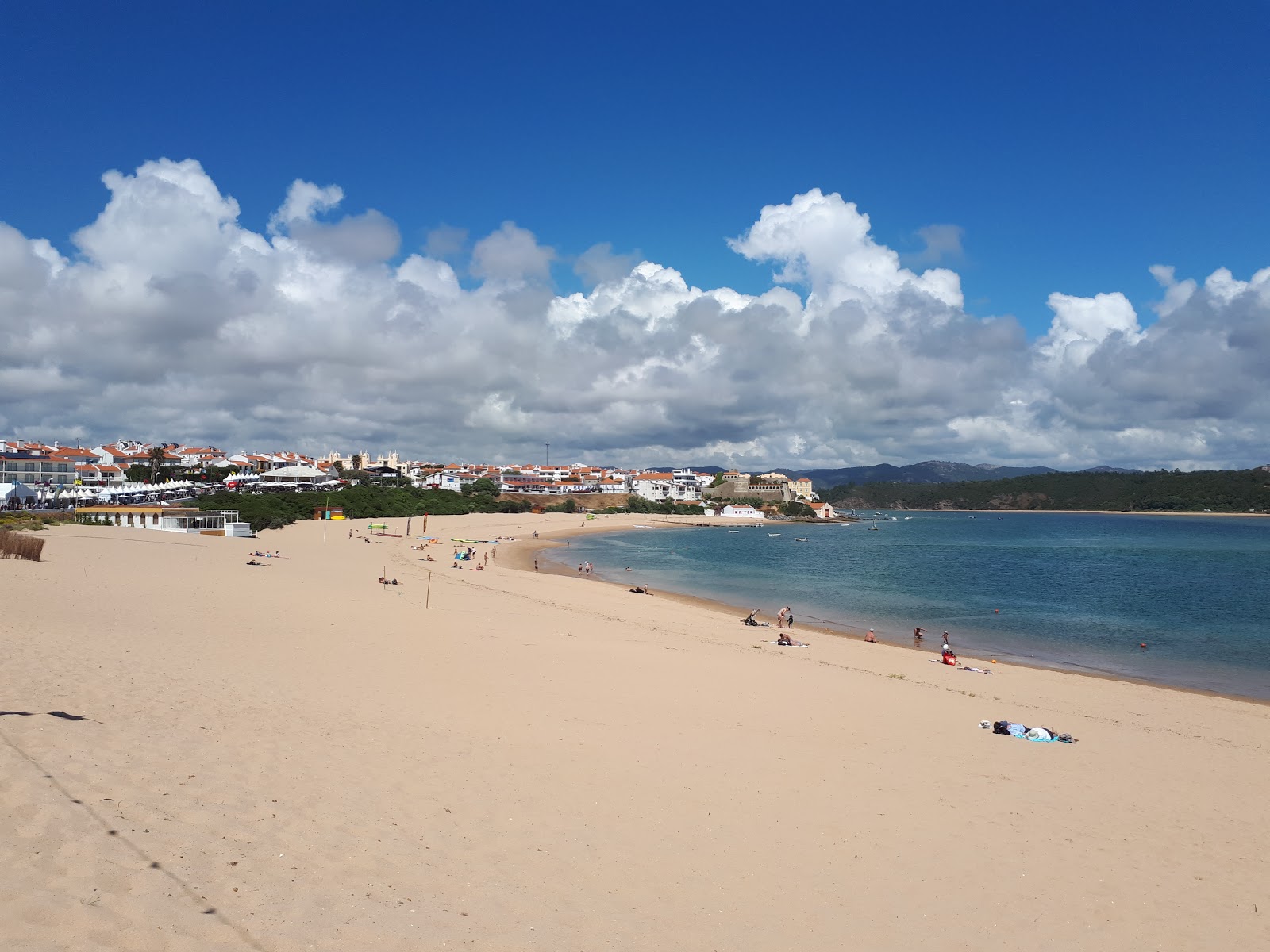 Praia da Franquia的照片 具有非常干净级别的清洁度