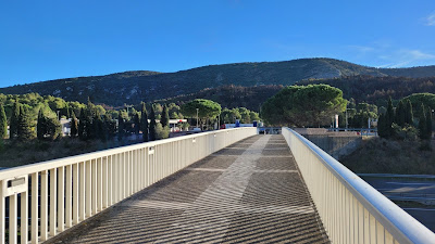 Passerelle des Aires des Corbières sur l'A61 à Capendu